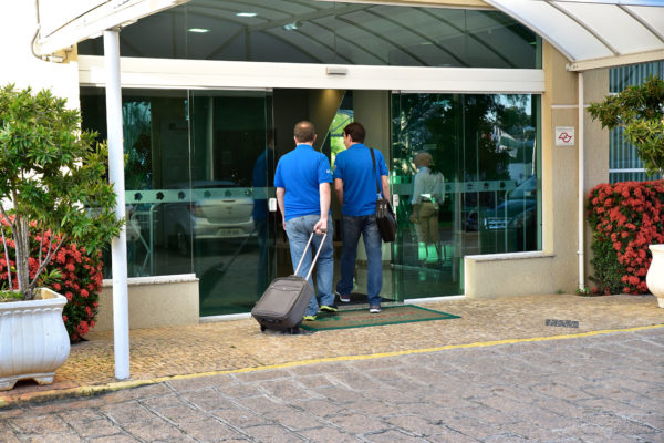 dois funcionários chegando no hotel