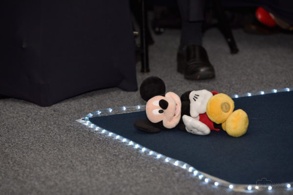 boneco de pelúcia Mickey caído no chão