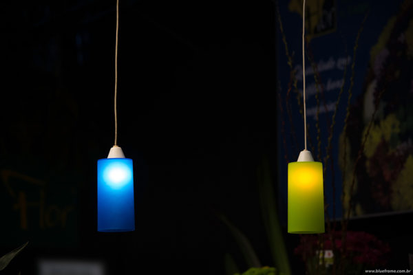 lâmpada azul e amarela