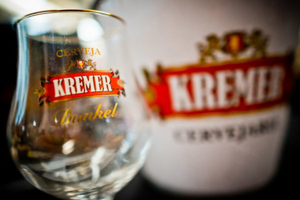 Foto macro de copo de cerveja Kremer