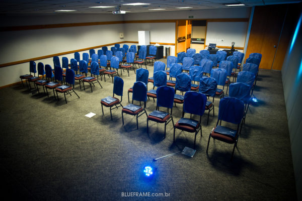 Sala vazia com diversas cadeiras azuis