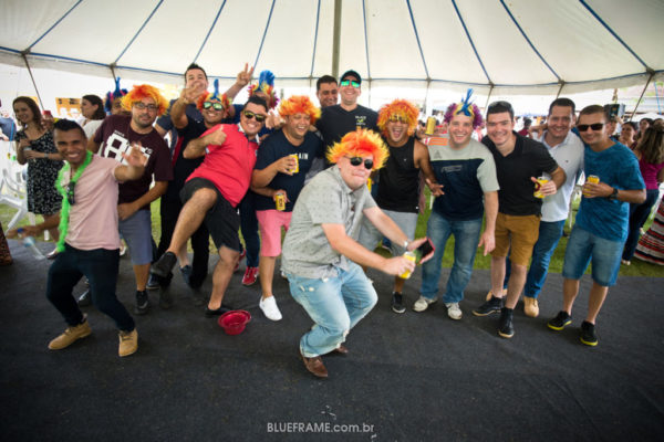 grupo de homens com perucas coloridas posando para foto