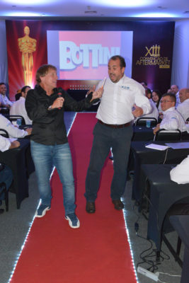 Ciro Bottini brincando com convidado em evento